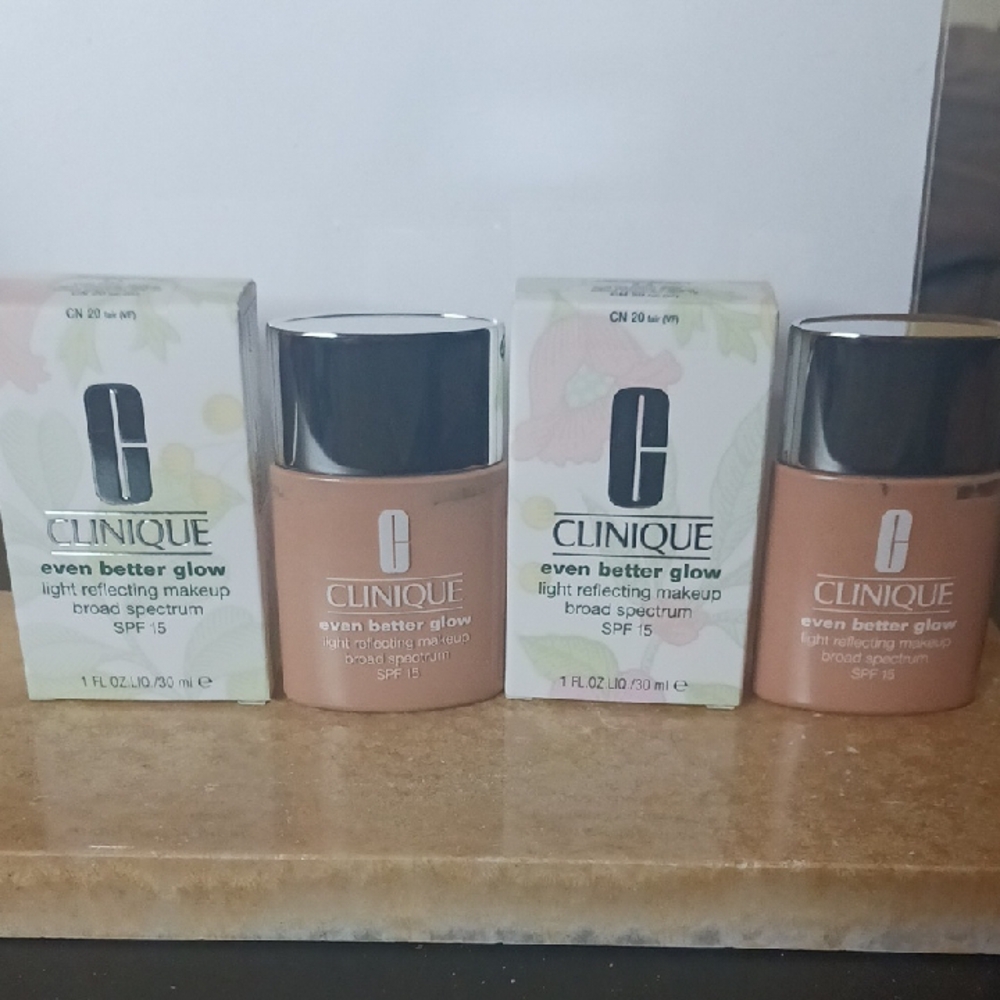 Clinique Even Better Glow Light Reflecting Makeup SPF 15 - CN20 Fair Bundle Of 2